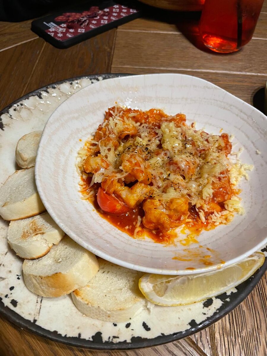 Креветки тигровый в томатной сальсе в семейном ресторане "Гости" в Угличе © "Покажу Москву"