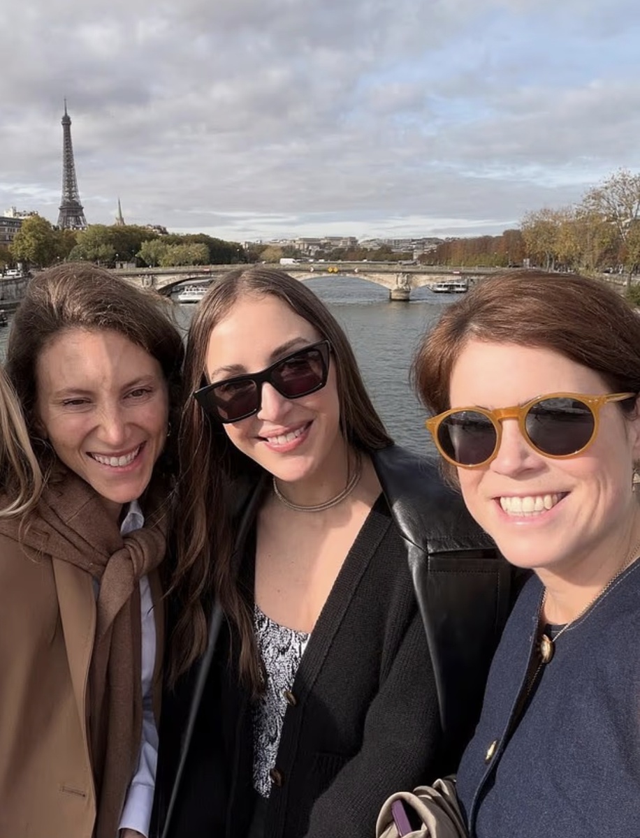 Принцесса Евгения была в Париже вместе с двумя подругами, которые позировали для фотографии на берегу Сены на фоне Эйфелевой башни.