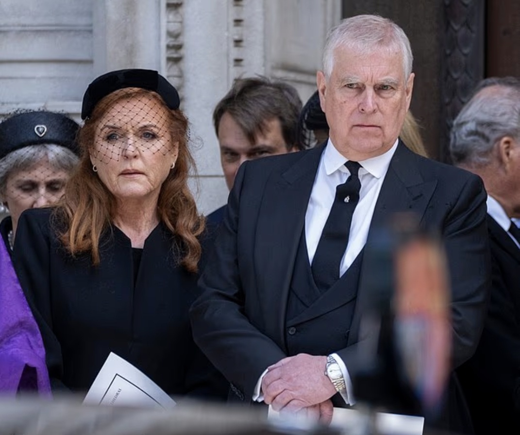 Принц Эндрю и Сара Фергюсон живут раздельно под одной крышей в Королевском поместье и сталкиваются с растущим давлением, вынуждающим их покинуть поместье в Виндзоре.