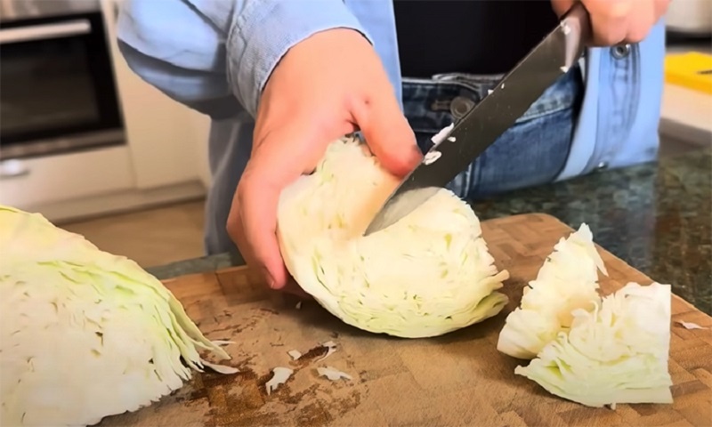 Осенний маринованный салат из капусты: отличный вариант для шаурмы и гарнира к мясу