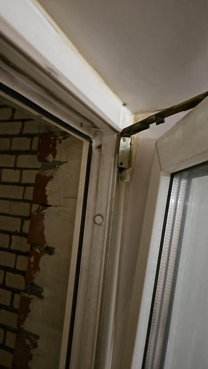 Напишите нам в в Ватсап +7-931-582-68-50 или позвоните по телефону 9-043-042 — и договоритесь о времени прихода мастера по ремонту балконной двери