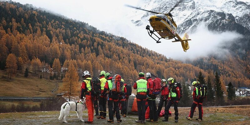 Спасатели внизу у подножья гор.  фото: картинки яндекс 