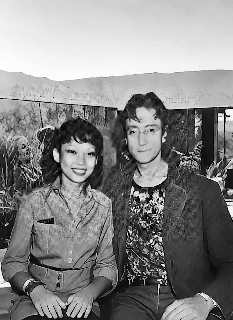 Дженеа Фу на фото с Джоном Ленноном, 1976 год.