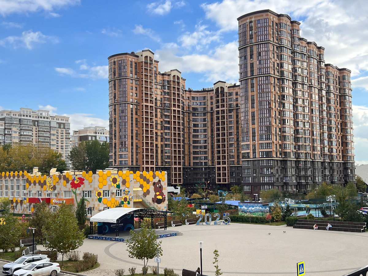 Алексей с семьей живет в большом и современном жилом комплексе 