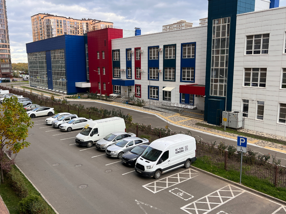 Средняя школа прямо под окнами 