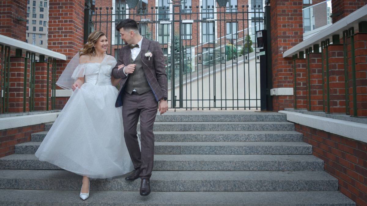    Столичные молодожены Сергей и Яната Витошновы гуляют в районе Речного вокзала / Фото: Наталья Феоктистова / Вечерняя Москва