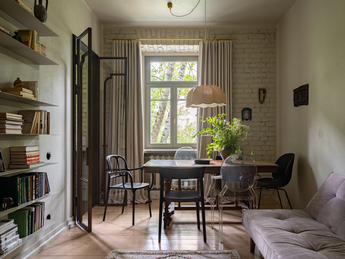 Столовая. Антикварный стол отреставрирован в мастерской Кристины Казинец. Стулья Kartell, Magis и Gubi. Светильник из Японии. На стенах керамика Лены Марру и вышивки Веры Керинской. 