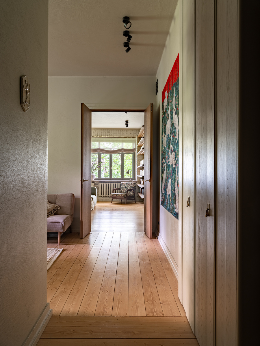 Вид из прихожей на столовую и гостиную.