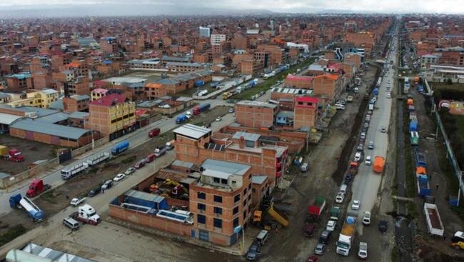 Очередь на заправку в Боливии, опоясывающая целый квартал, включая улицы и газоны futuresightar.com