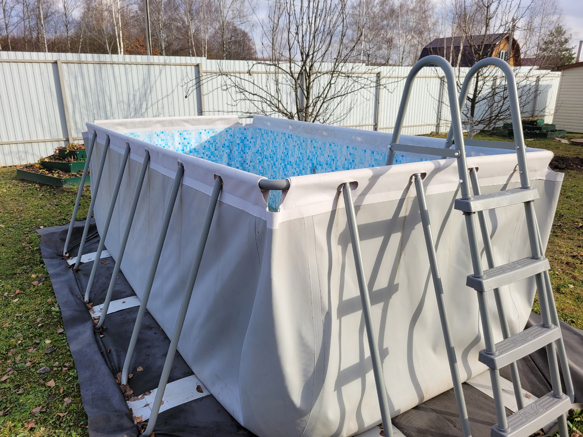 Бассейн всё никак не уберём.