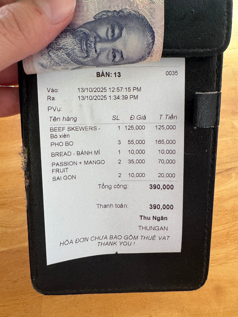 Чек за наш первый обед. 390000 донгов на четверых.
