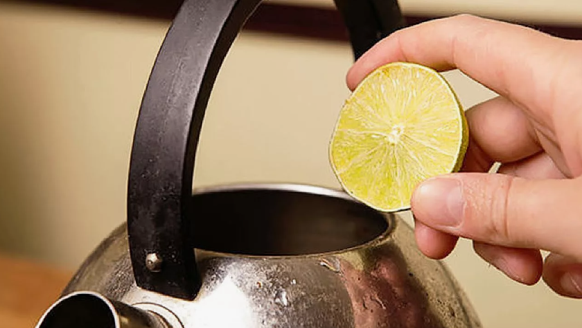 отмыла старый чайник лимоном