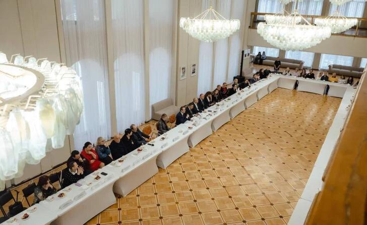    Фото: тг-канал Александра Хинштейна. Видео: тг-канал Театра имени Олега Табакова.