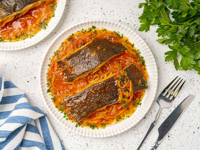 Камбала в томатном соусе: изысканное блюдо с морским акцентом