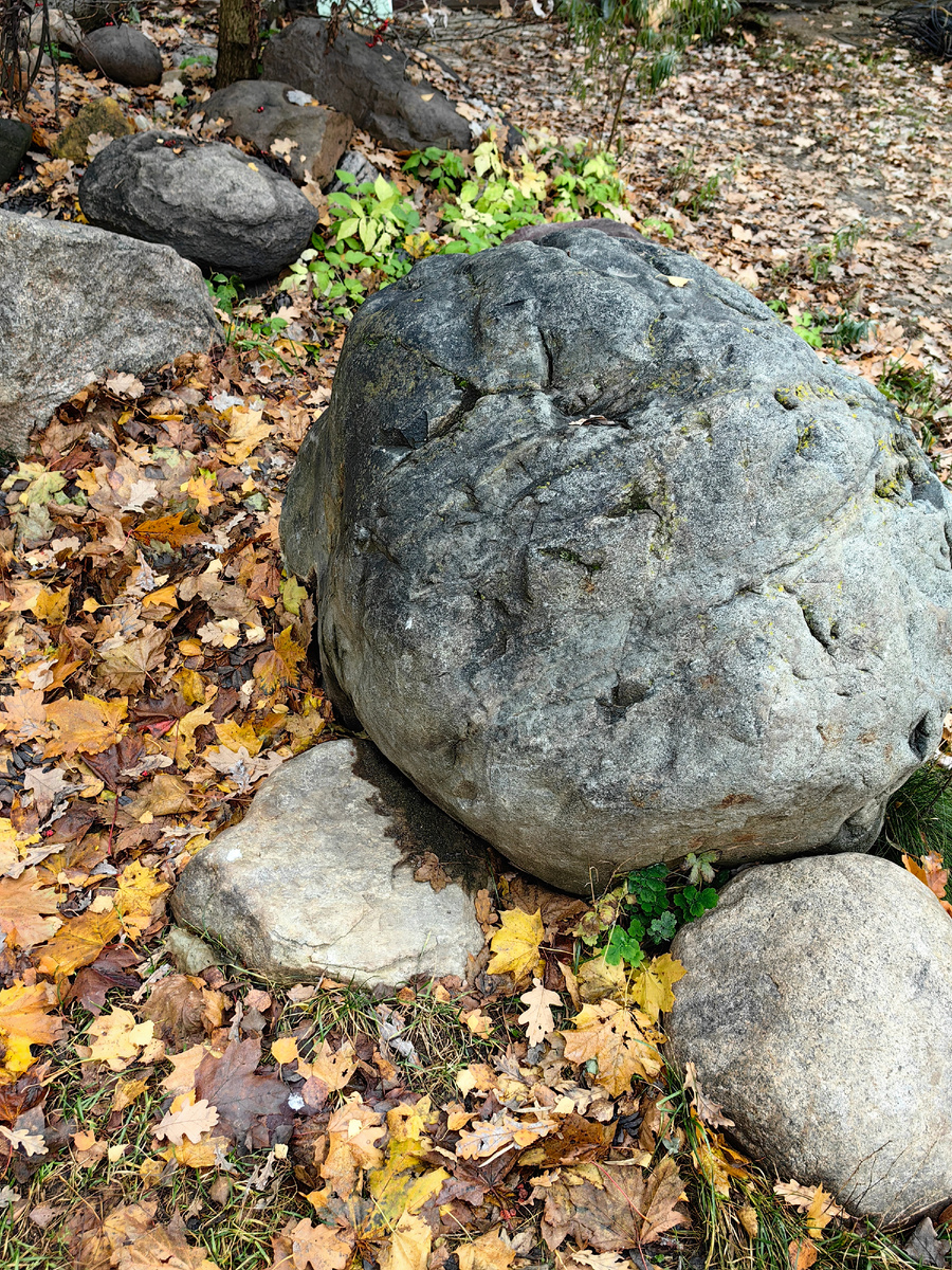 Композиция из камней во дворе около моей работы