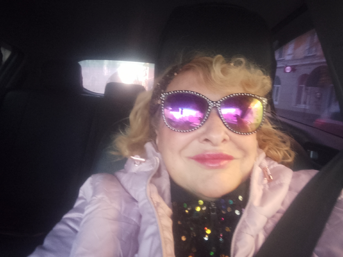 Фото автора, пенсионерка едет на концерт