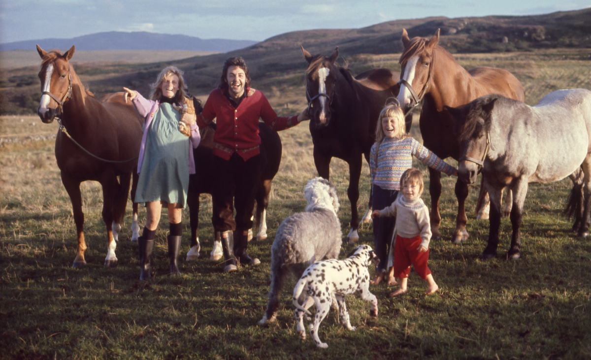 Линда и Пол Маккартни с дочерьми Хизер и Мэри в Кэмпбелтауне, Шотландия, 1971 год.
Фото: © 1971 Пол Маккартни по эксклюзивной лицензии MPL Archive LLP. Фотограф: Линда Маккартни