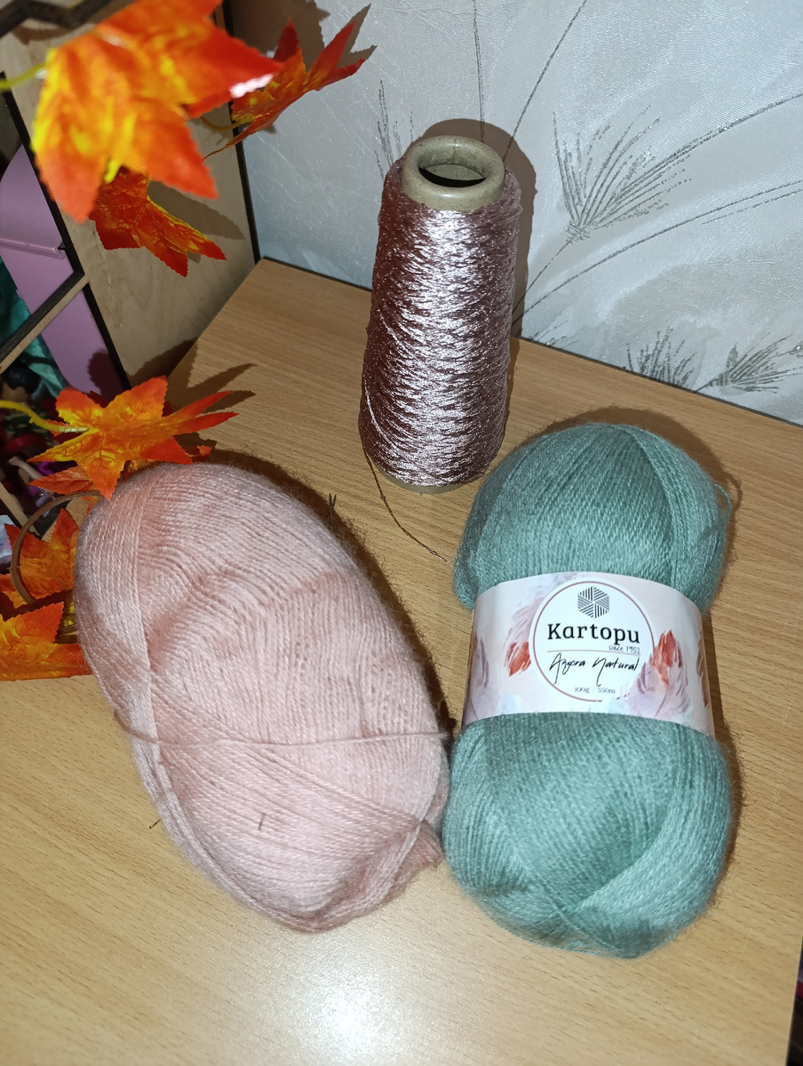 Нитки Ангора, производитель Турция. В 100 гр 550 м. Спицы использовала 1,2.