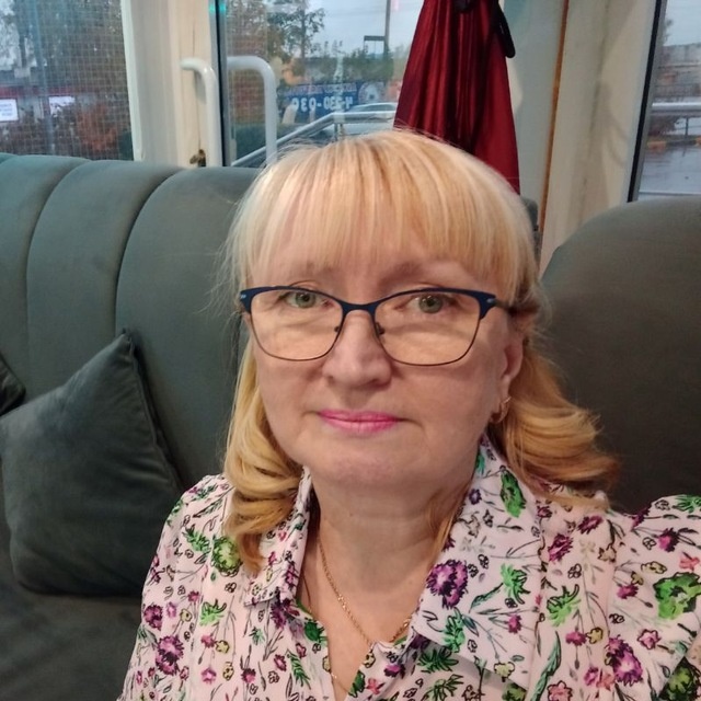 Это фото для вновьподписавшихся. Ваша оптимистка собственной персоной. Очки сейчас не ношу,  хорошо обхожусь без них. Фото двухлетней давности 