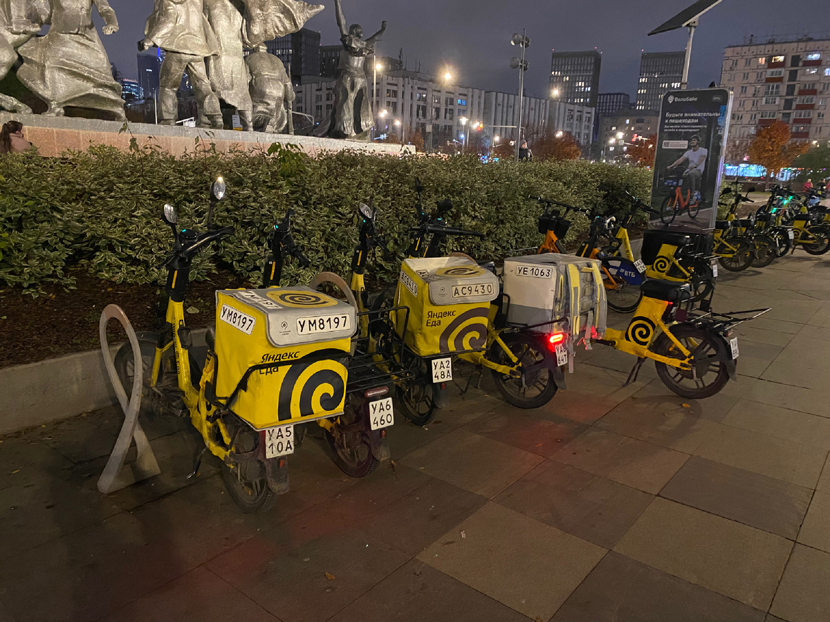 Вот такую картину можно увидеть на каждом шагу, где вместо проката велосипеда стоят несколько припаркованных скутеров курьеров