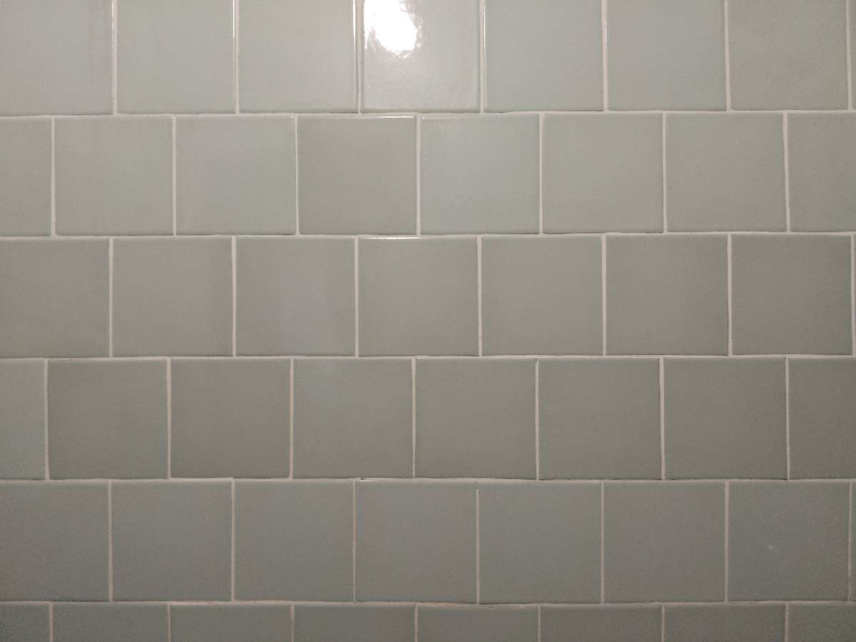 Так выглядит теперь хорошенько отмытый советский кафель с обновлённой шовной затиркой.