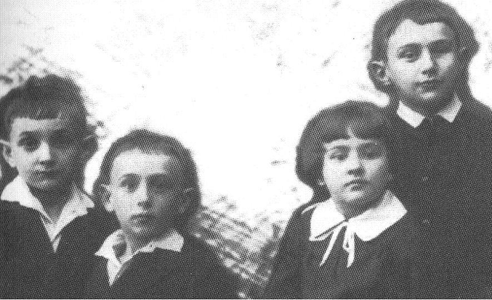 Шепетинский в детстве (справа) с двумя братьями и сестрой.