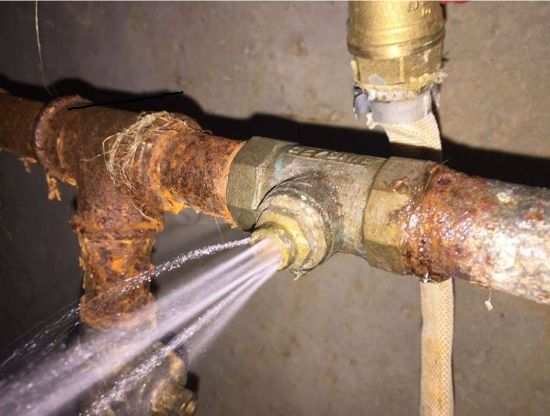 Течет почему то не ржавая труба...