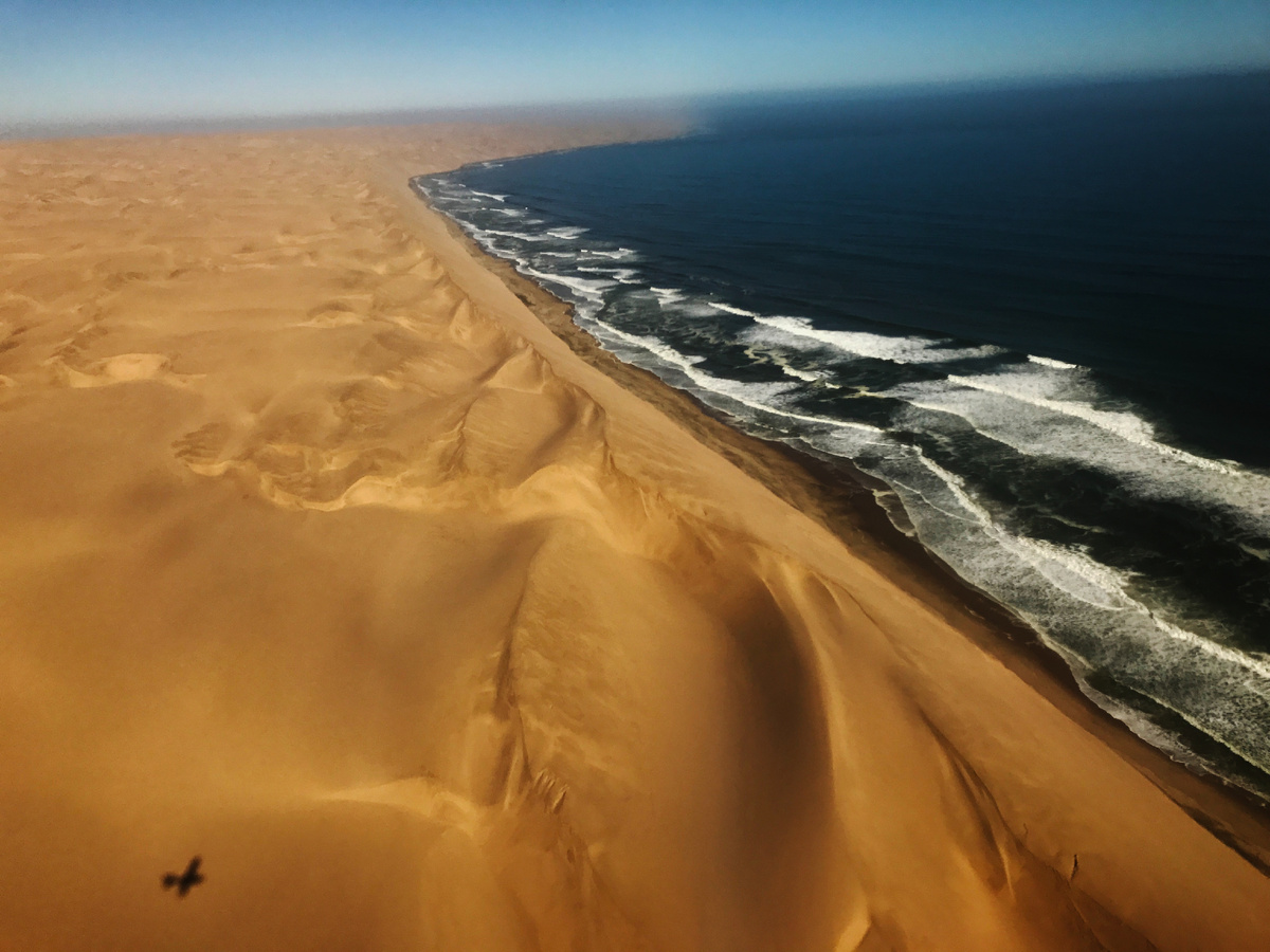 Сэндвич Харбор в пустыне Намиб