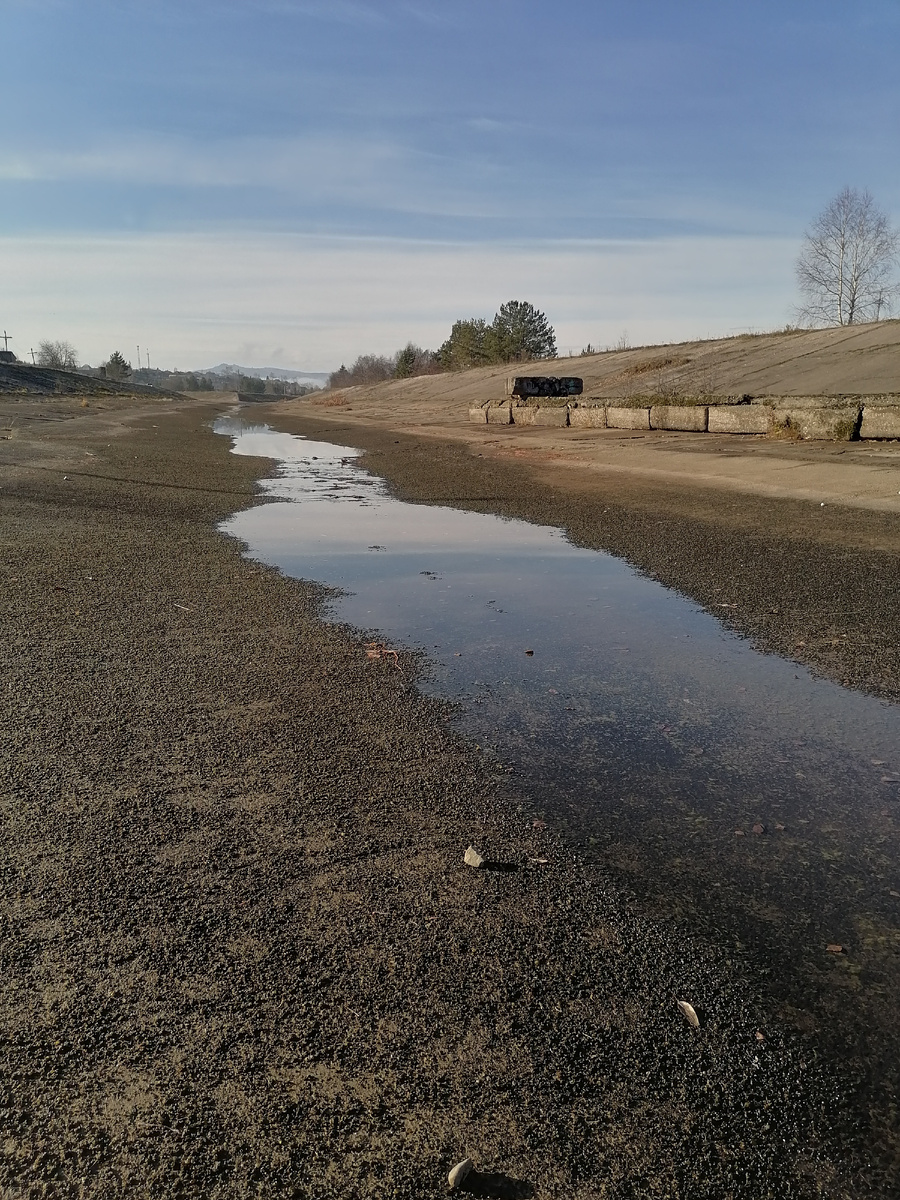 Речка Вагран после закрытия шлюзов. 