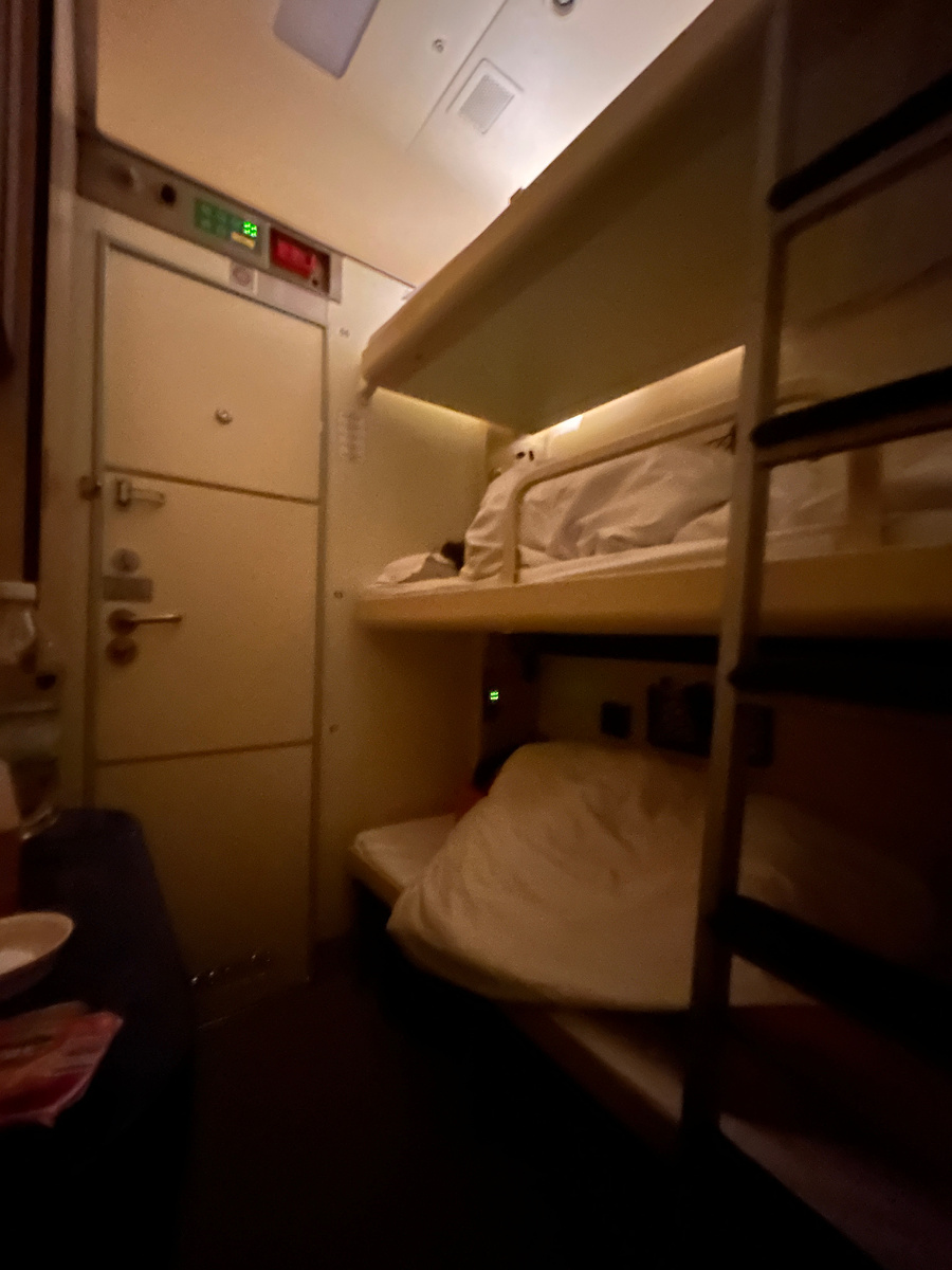 Трехэтажные полки