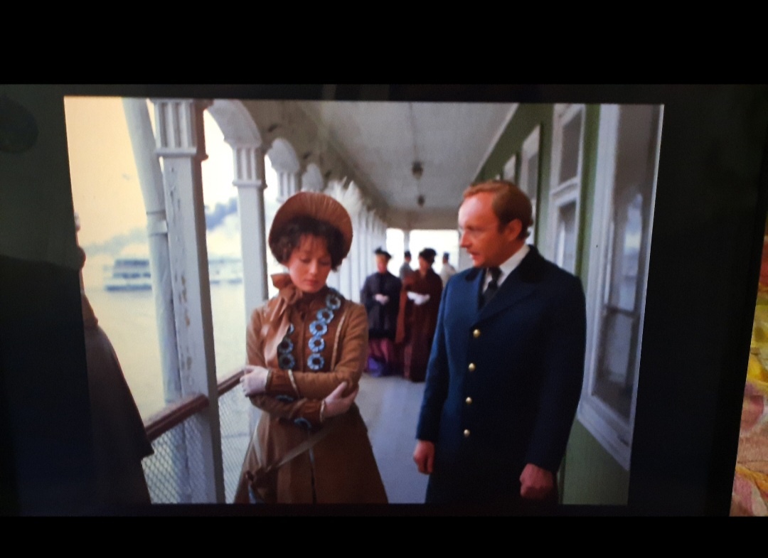 Безупречные костюмы у героев фильма