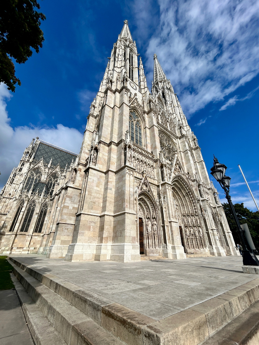 Стоишь внутри, смотришь на витражи, и понимаешь: страх бывает началом веры, если в нём есть благодарность.
Готика не давит, она будто держит тебя в тишине.
В этом и есть венская магия — не величие, а спокойствие силы.
