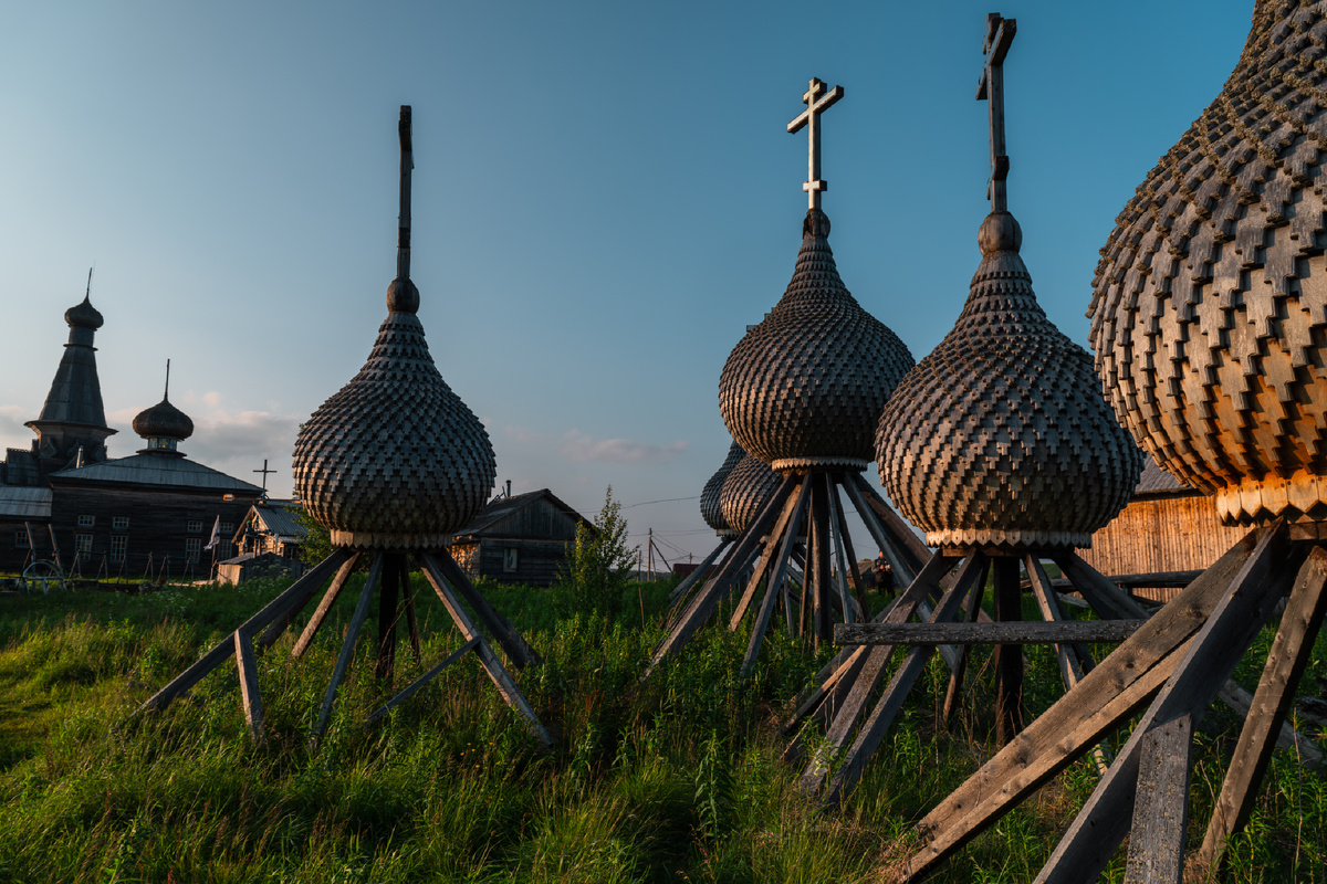 Недоделанные купола у церкви в деревне Варзуга.