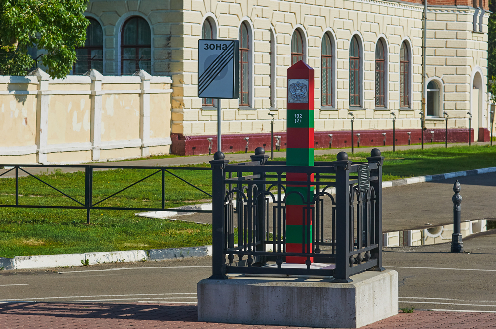  Пограничный знак, установленный на основании договора между Россией и Китаем