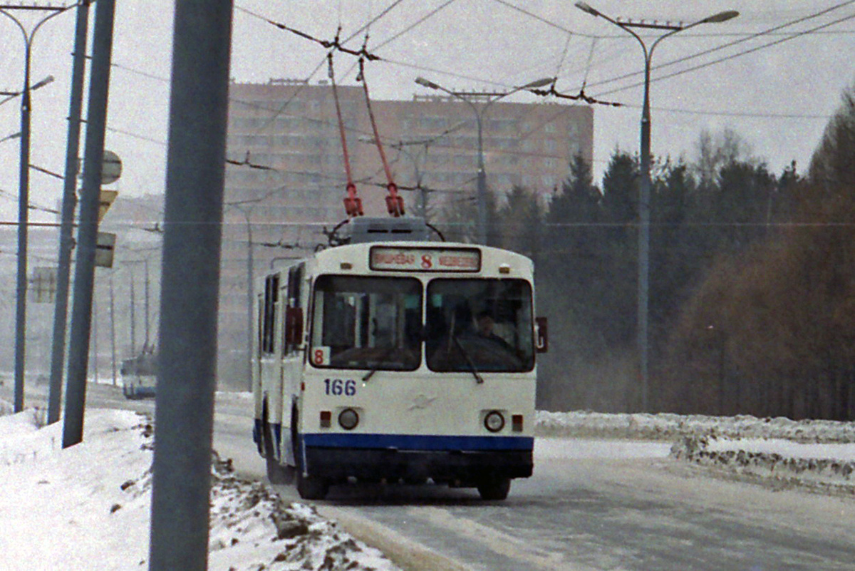 Он же на перекрёстке Ленинского проспекта, улиц Лебедева и Карла Либкнехта 04.01.2005. Фото Поспехова И.А.