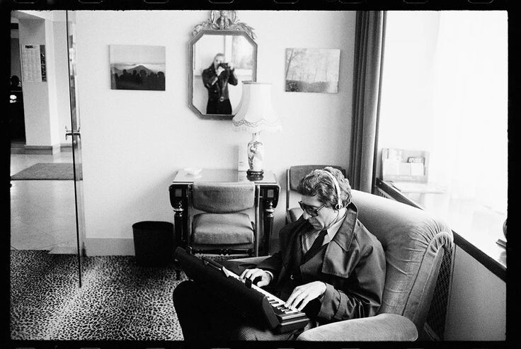 «Я хотел написать что-то, что будет звучать религиозно, но без религиозного контекста». — Леонард Коэн