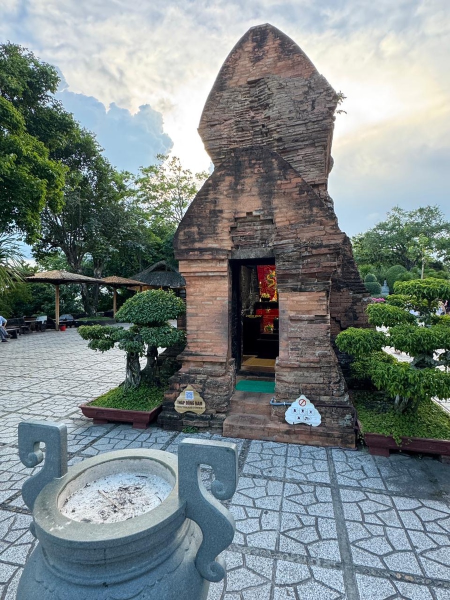 Несколько храмов внутри комплекса, куда вьетнамцы приносят подношения.