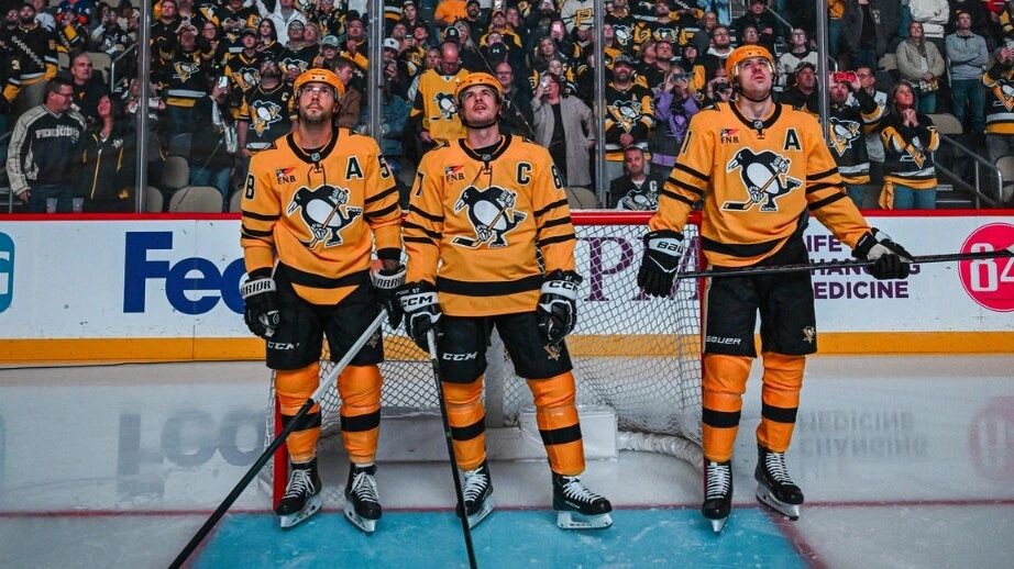    Евгений Малкин (справа). Фото: Pittsburgh Penguins/x.com