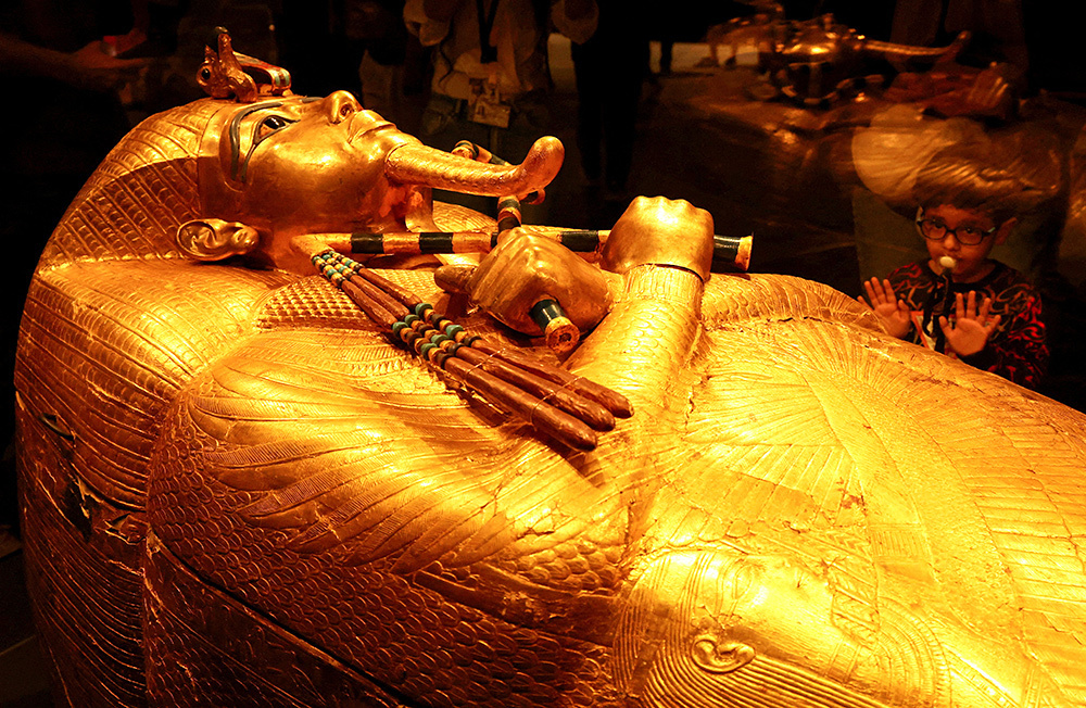 Мы собрали для вас фото самых интересных экспонатов и интерьеры музея. На этом снимке: золотой гроб древнеегипетского фараона Тутанхамона.    
 Фото: REUTERS/Mohamed Abd El Ghany📷    Спустя 20 лет строительства в долине Гиза у пирамид открыли Большой египетский музей. Он представляет собой самую масштабную в мире археологическую экспозицию, посвященную одной цивилизации. На площади, сравнимой с 70 футбольными полями, разместились артефакты, охватывающие более пяти тысячелетий истории Древнего Египта.