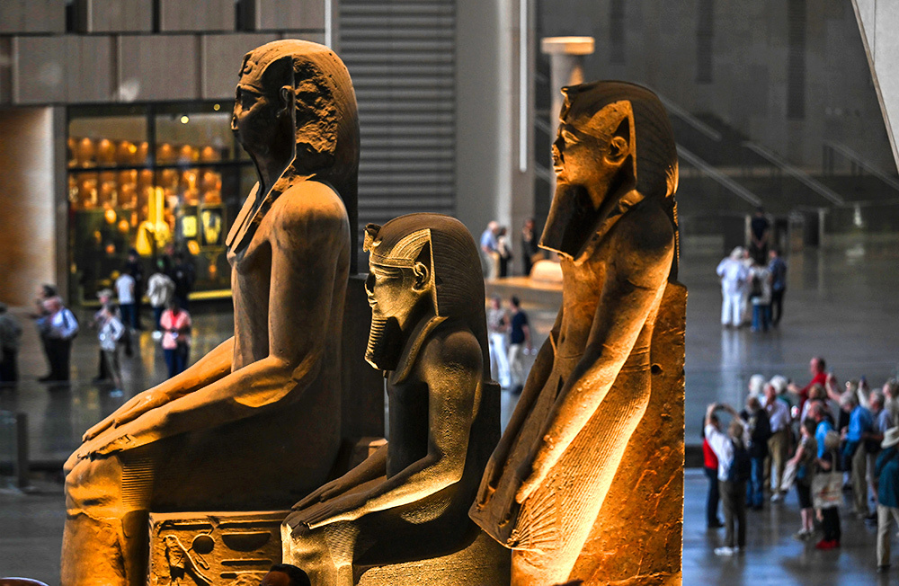     Статуи фараонов выставлены на парадной лестнице музея.    
 Фото: MOHAMED HOSSAM/EPA/TASS