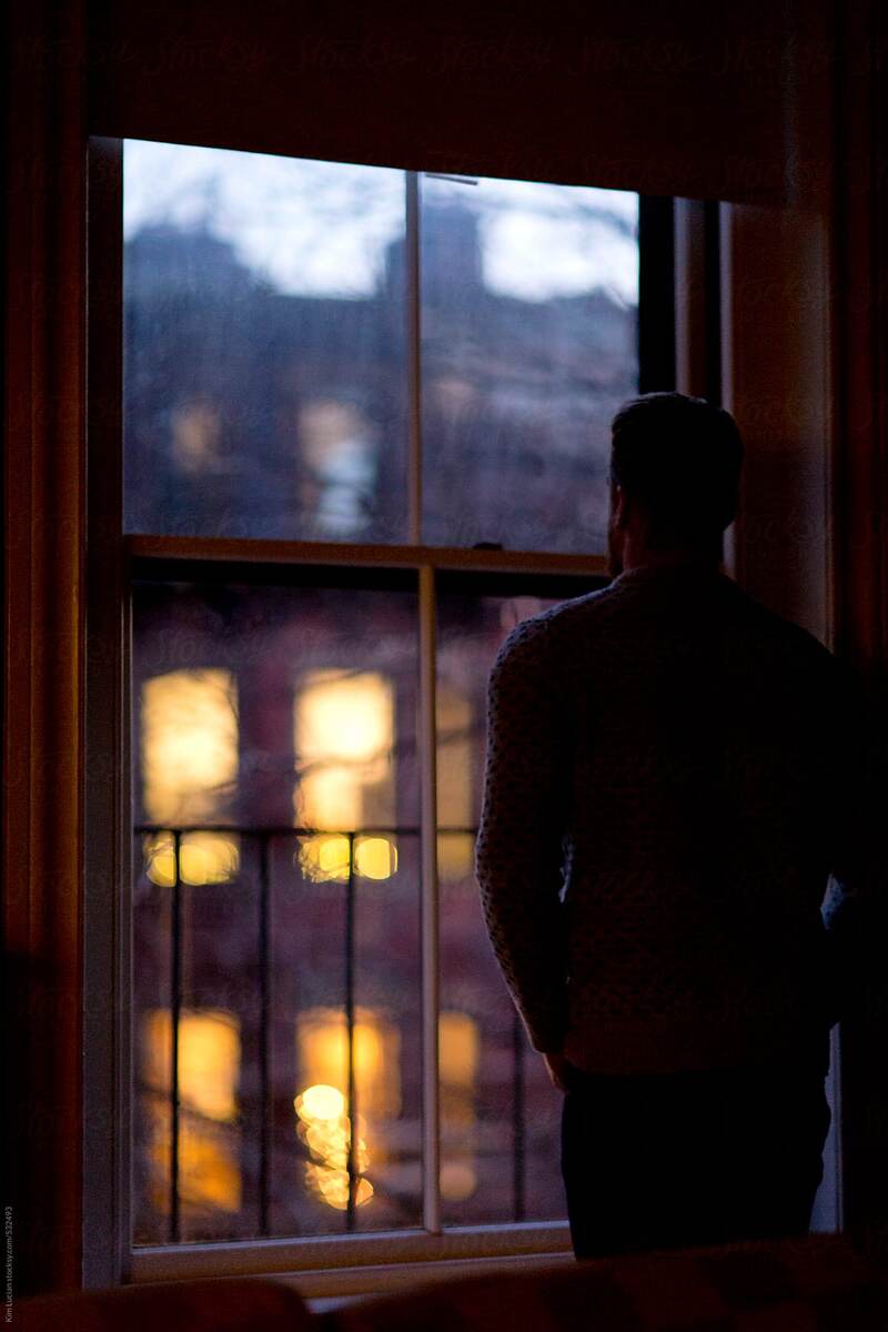 Одиночество в чужом городе. Сначала оно пугает, а потом становится комфортным, потому что дома тебя ждет не радость, а тихое безразличие.