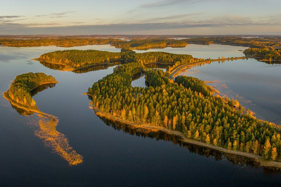 Сайменское озеро [https://www.regent-holidays.co.uk/upload-files/product-tours-gallery/lake-saimaa-break-at-sahanlahti-resort_3_lake-saimaa-at-sunrise.jpg]