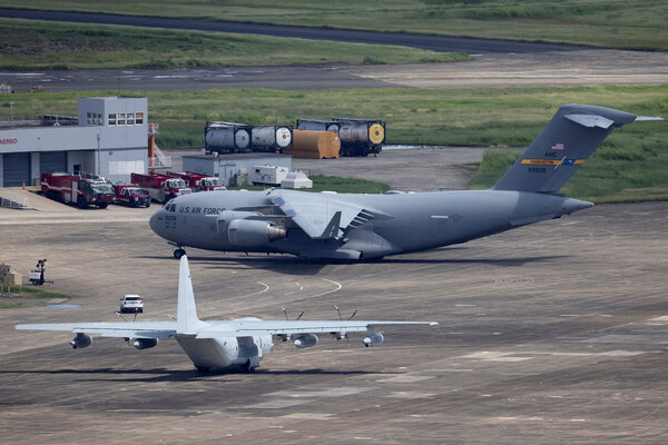 Самолеты ВВС США C-17 и KC-130J на взлетно-посадочной полосе бывшей военно-морской базы «Рузвельт Роудс» в Пуэрто-Рико, 2 ноября 2025 года / Ricardo Arduengo/Reuters 