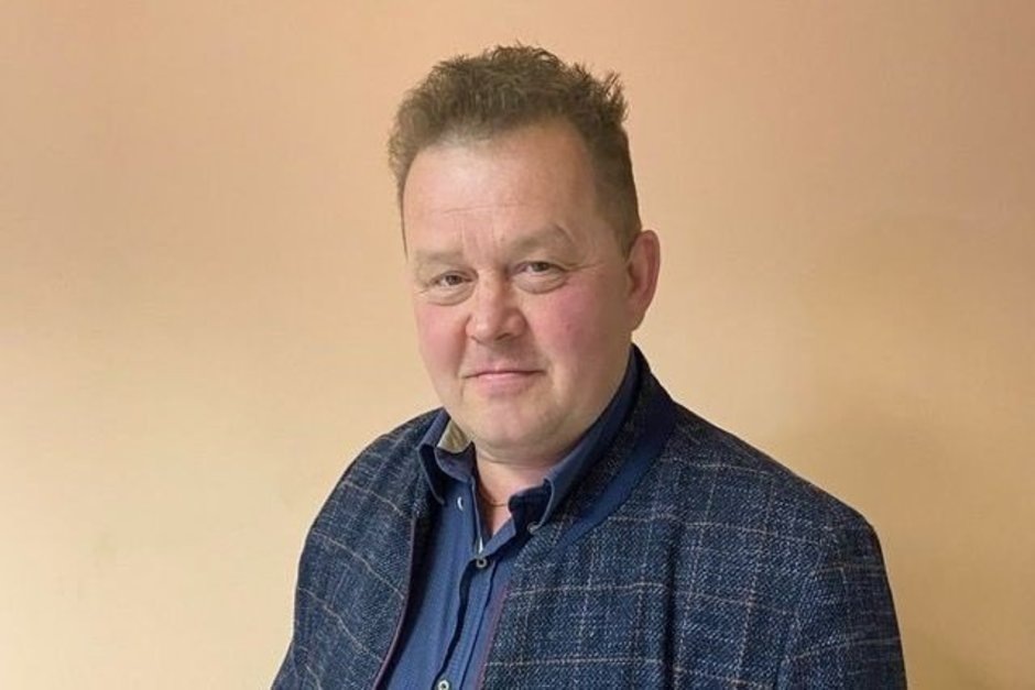    В судебном заседании Сергей Мадьянкин объяснил часть допущенных им нарушений условий контракта «сложившейся политической и экономической ситуацией в стране, в связи с которой геолокация сильно глушится», а отпуск собак в лес вместо прежних мест обитания — тем, что на территории городов и поселков «понятных мест для отпуска нет» . скриншот канала "Сергей Мадьянкин" в Дзен