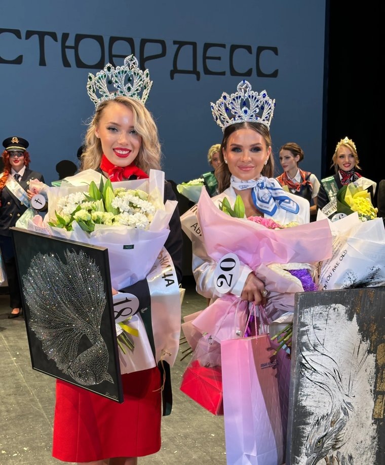  Победительница Лилия (слева)