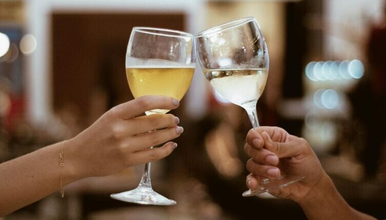    Калининград и солнечный камень. 4. Где можно попробовать янтарное вино? Фото: Gabi Miranda on Unsplash