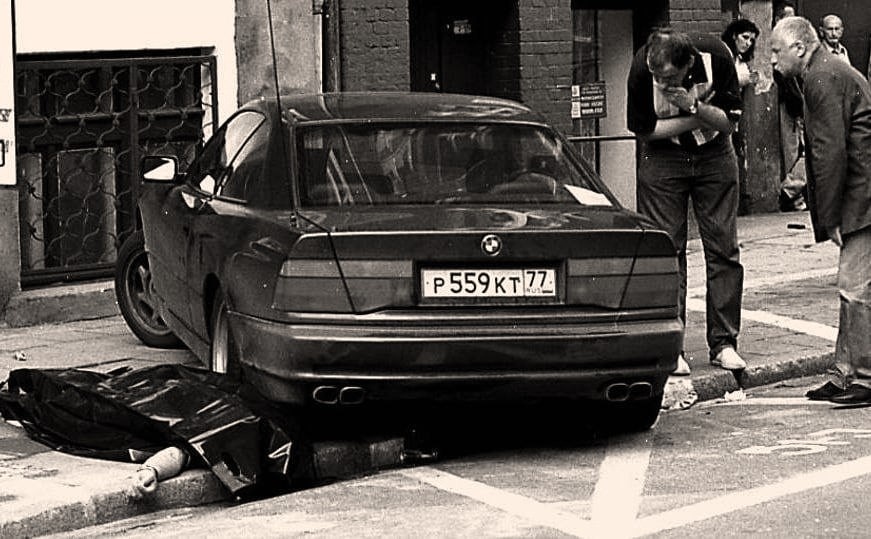 Фото на месте убийства русского «вора в законе» Андрея Исаева (Роспись) в Польше в 1997 году у его БМВ 850.