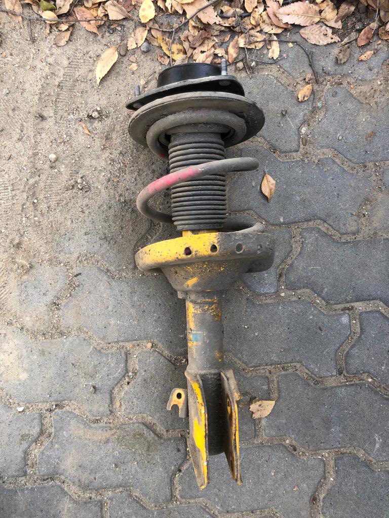 Чтобы выдернуть амортик, много ума не надо.