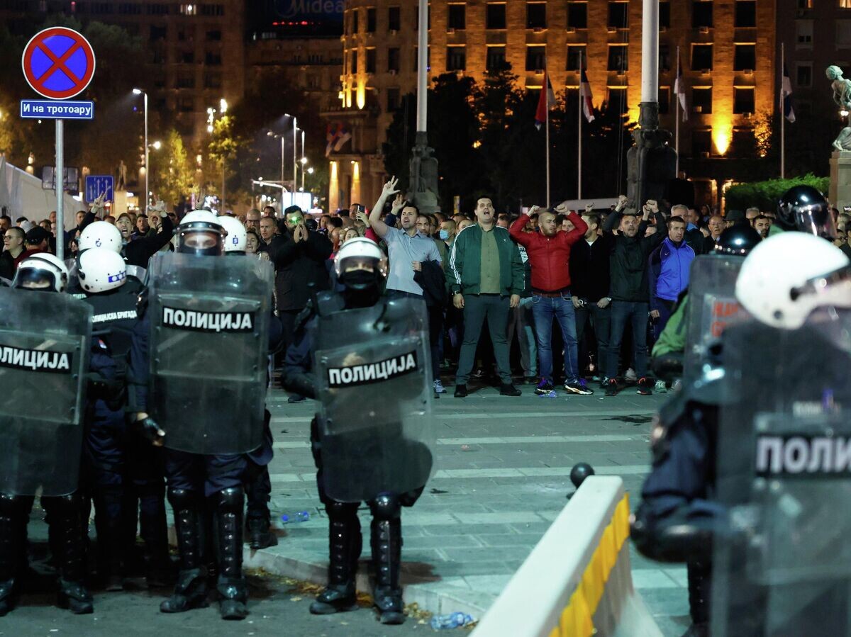    Полиция и протестующие у здания Скупщины в Белграде© AP Photo / Marko Drobnjakovic