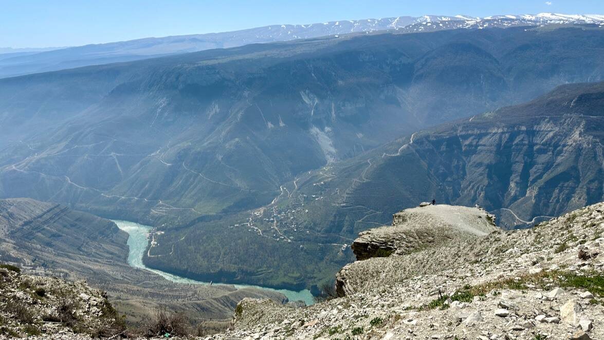 Видите человека справа на этой фотографии. С этой точки мы смотрели на каньон
